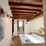 Casale Torresquadrata * トーディ